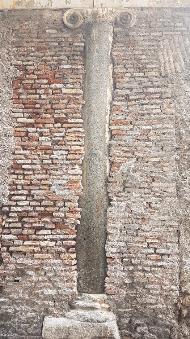 Wall with embedded Ionic column, Rome, photo by Eduard Habsburg